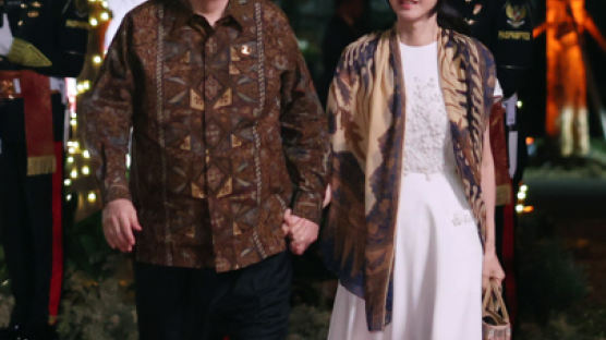 브루나이 왕자와 찰칵…尹부부, 인니 전통의상 입고 갈라 만찬