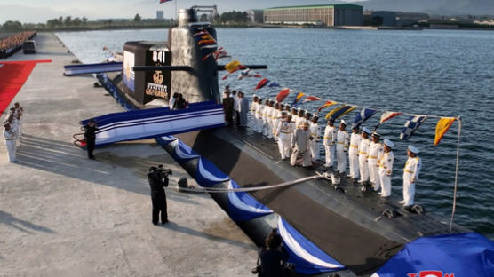 軍 "공개된 北 전술핵잠수함…무리한 설계, 정상 운용 불가능"