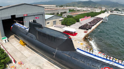 北김정은, 첫 전술핵잠수함 진수식 참석…"해군의 핵무장화"