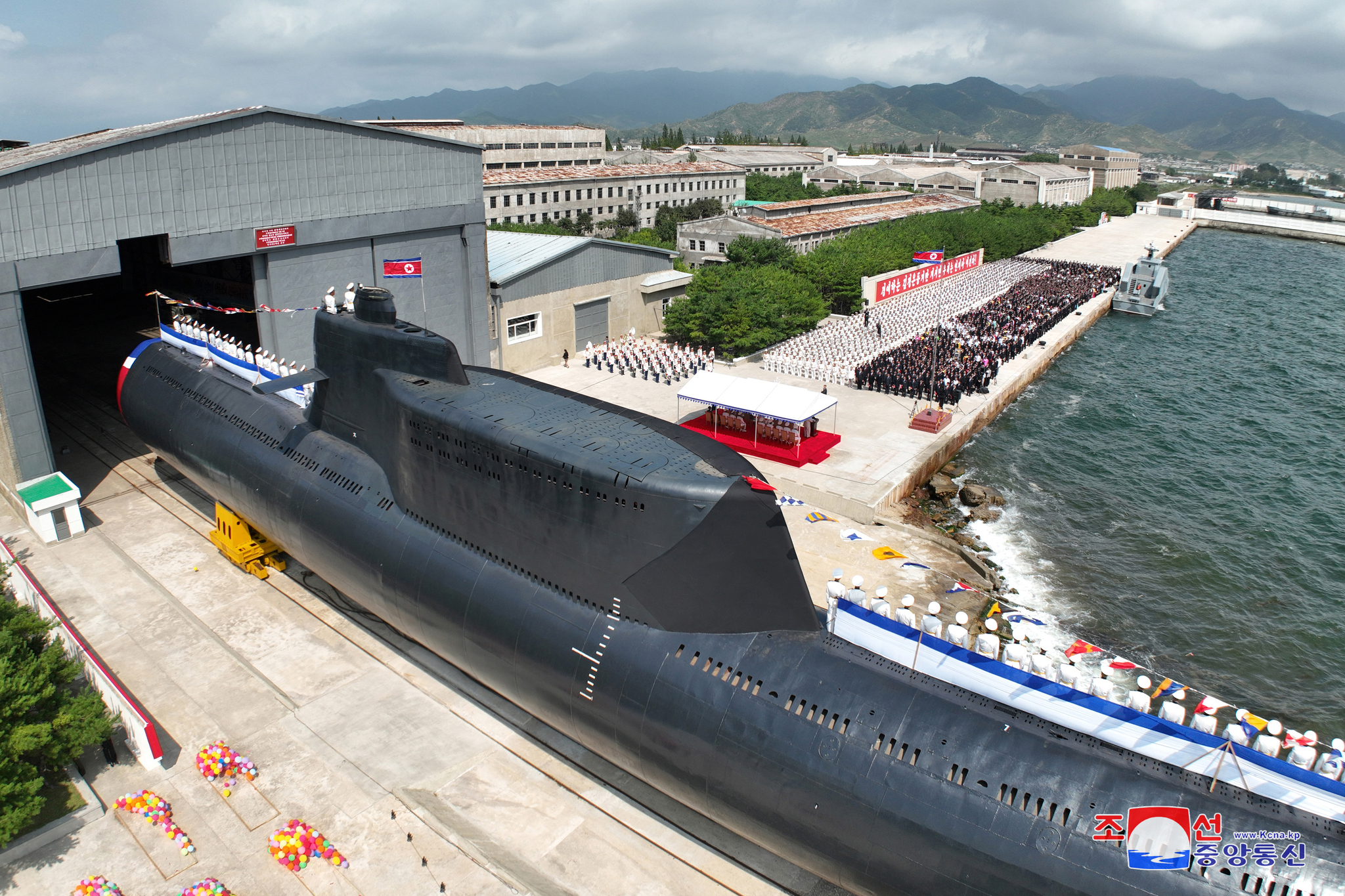 北김정은, 첫 전술핵잠수함 진수식 참석…"해군의 핵무장화"