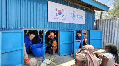 "이 한 포대로 가족 11명 먹고 산다" 난민에 희망 된 한국 쌀 