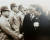 1971년 1월 29일 제주도 우회도로 포장 준공식을 찾은 박정희 대통령(오른쪽)이 김중근 전 제주도 건설과 시설담당과 악수하고 있다. 사진 『제주건설사(김중근)』