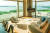 모든 객실이 거실과 발코니를 품은 스위트룸으로 시원스러운 바다 전망을 갖추고 있다.