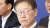 〈 이재명 대표가 8일 국회 앞 천막농성장에서 열린 최고위원회의에서 어두운 표정을 짓고 있다. 연합뉴스