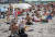 러시아 침공 18개월 만인 지난 8월 다시 문을 연 우크라이나 오데사의 한 해수욕장에 모인 피서객들. 로이터=연합뉴스