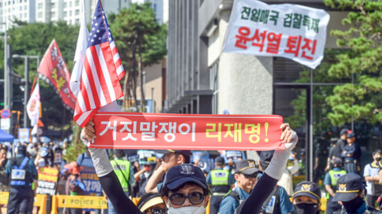 "이재명 구속" 노래 나오자 충돌…수원지검 앞 아수라장 됐다