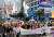 9일 오후 인천시 부평구에서 열린 제6회 인천퀴어문화축제에서 참가자들이 거리 행진(퍼레이드)을 하고 있다. 연합뉴스