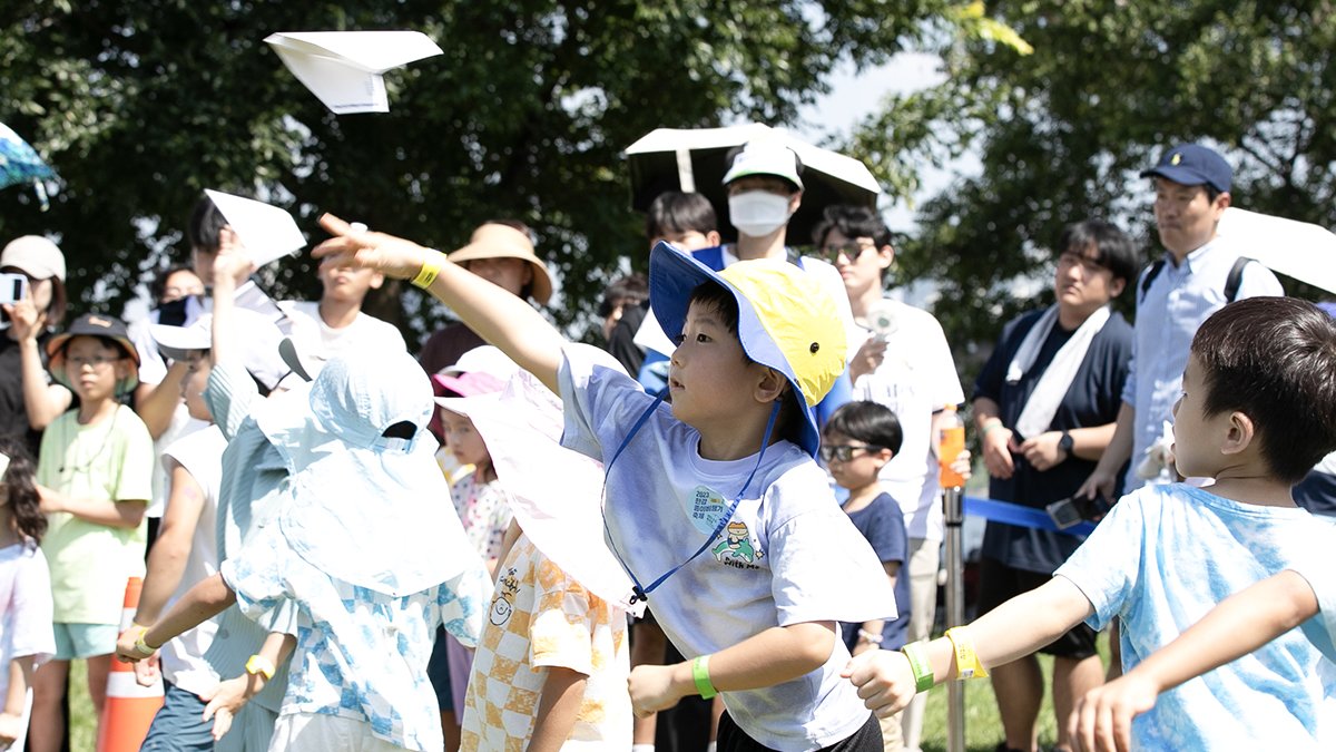 '2023 한강 종이비행기 축제'에 참가한 어린이들이 힘차게 종이비행기를 날리고 있다. 뉴스1