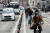 파리의 한 거리에서 자전거를 타고 이동하는 시민들. AFP=연합뉴스