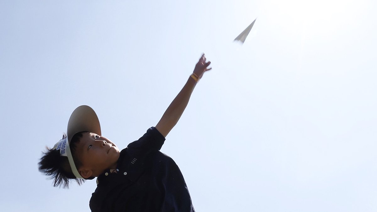 '2023 한강 종이비행기 축제'에 참가한 어린이들이 힘차게 종이비행기를 날리고 있다. 연합뉴스