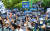 이재명 더불어민주당 대표가 검찰에 출석한 9일 오전 경기도 수원지검 앞에 이 대표 지지자들이 피켓을 들고 있다. 김종호 기자 