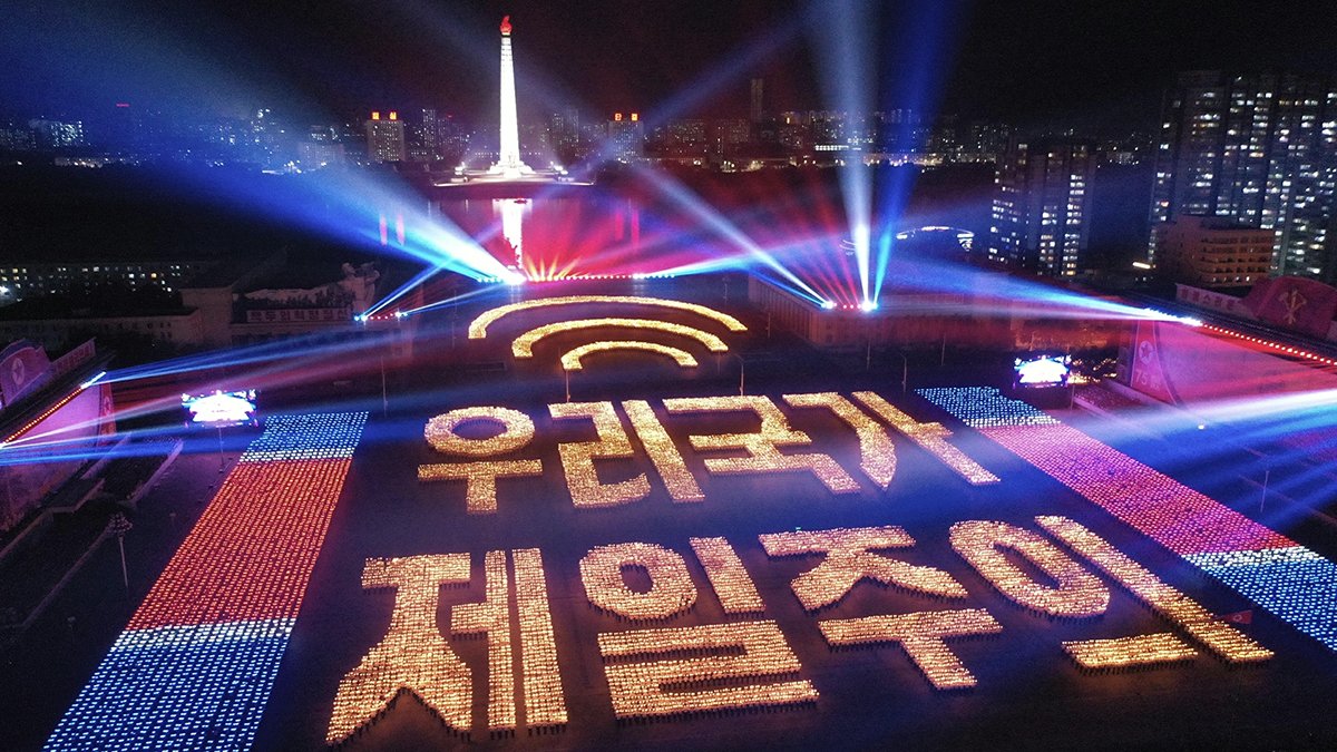 평양 김일성 광장에서 열병식이 열리고 있다. 노동신문=뉴스1