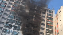 아파트 화재나자 베란다에 매달린 일가족…2명 사망·1명 중상