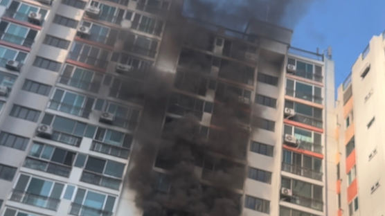 아파트 화재나자 베란다에 매달린 일가족…2명 사망·1명 중상