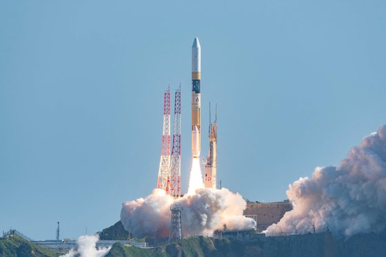 7일 일본 우주항공연구개발기구(JAXA)가 다네가시마 우주센터에서 무인 달 탐사선 슬림(SLIM)을 실은 H2A 로켓이 발사되고 있다. AFP=연합뉴스