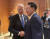 주요 20개국(G20) 정상회의에 참석한 윤석열 대통령이 9일(현지시간) 인도 뉴델리 바라트 만다팜 국제컨벤션센터의 양자회담장 로비에서 조 바이든 미국 대통령과 만나 대화하고 있다. 사진 대통령실