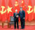 지난해 시진핑 중국 국가주석(오른쪽)이 중국 베이징에서 응우옌 푸 쫑 베트남 공산당 총 서기장에게 중화인민공화국 친선 훈장을 수여했다. 신화=연합뉴스