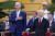 10일 베트남을 국빈 방문한 조 바이든 미국 대통령(앞줄 왼쪽)이 베트남 권력서열 1위인 응우옌 푸 쫑 공산당 서기장(앞줄 오른쪽)과 함께 하노이 대통령궁에서 열린 환영식에 참석하고 있다. AP=연합뉴스