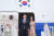 윤석열 대통령과 김건희 여사가 지난 8일(현지시간) G20 정상회의가 열리는 인도 뉴델리 팔람 공군공항에 도착해 공군 1호기에서 내리고 있다. 뉴스1