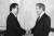 90년 1월 11일 청와대에서 노태우 대통령(오른쪽)과 개별 영수 회담에 앞서 악수하고 있다. [중앙포토]