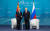 12일 러시아 블라디보스토크에서 블라디미르 푸틴(오른쪽) 러시아 대통령이 장궈칭(왼쪽) 중국 국무원 부총리와 회담에 앞서 악수하고 있다. 크렘린궁 홈페이지