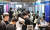 11일 서울 동국대학교에서 열린 '2023 잡앤커리어 페스티벌' 취업박람회에서 학생들이 각 회사 행사 부스에서 취업 상담을 받고 있다. 연합뉴스