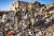 모로코 왕립 군대가 9일(현지시간) 마라케시 남서부 산골 마을 타페가흐테에서 지진으로 무너진 주택 잔해에서 시신을 수습하고 있다. AFP=연합뉴스