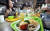 12일 오후 경남 김해시 어방동 인제대학교 김해캠퍼스 학생 식당에서 많은 학생이 랍스터 치즈구이 정식을 먹고 있다. 연합뉴스