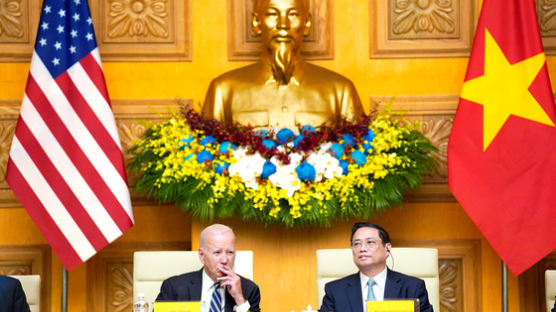 바이든 ‘희토류 세계 2위’ 베트남과 협력 합의…중국 견제