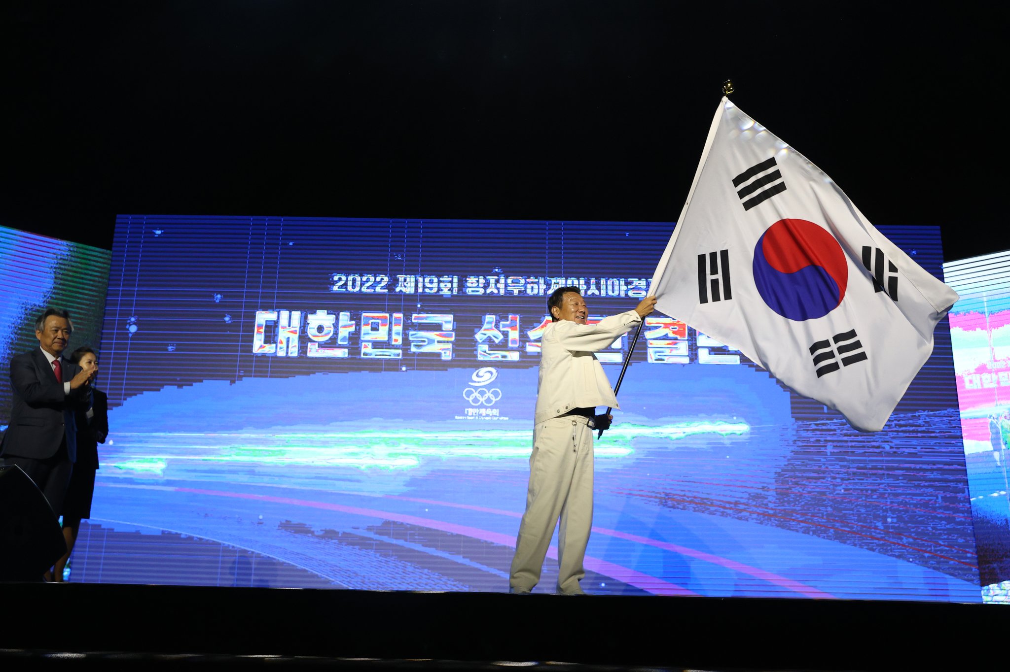 12일 서울 올림픽공원 올림픽홀에서 열린 2022 항저우 아시안게임 선수단 결단식에서 최윤 선수단장이 태극기를 흔들고 있다. 뉴시스