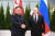 2019년 4월 25일 김정은 북한 국무위원장(왼쪽)과 블라디미르 푸틴 러시아 대통령이 러시아 블라디보스토크 루스키섬 극동연방대학에서 열린 양국 정상회담에 앞서 악수하고 있다. 연합뉴스