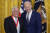 지난 3월 월터 아이작슨(왼쪽)은 조 바이든 미국 대통령으로부터 국가 인문학 훈장을 받았다. AP=연합뉴스