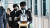  악성 민원으로 세상을 뜬 대전 초등 교사의 유족이 9일 오전 교사가 재직하던 초등학교에 교사의 영정사진을 들고 지나가고 있다. 연합뉴스