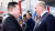 김정은 북한 국무위원장과 블라디미르 푸틴 러시아 대통령이 13일 보스토니치 우주기지에서 만나 악수를 하고 있다. AFP=연합뉴스