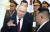 13일 보스토치니 우주기지에서 블라디미르 푸틴(왼쪽) 러시아 대통령이 김정은(오른쪽) 북한 국무위원장과 이야기를 나누고 있다. 스푸트니크통신