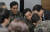 2012년 4월 13일 용산구 국방부 브리핑실에서 신원식 당시 정책기획관(육군 소장)과 국방부 관계자들이 브리핑에 앞서 이야기를 나누고 있다. 연합뉴스
