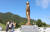 경북 칠곡군 다부동전적기념관을 찾은 방문객들이 백선엽 장군 동상을 바라보고 있다. 사진 칠곡군
