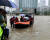 8일 광둥성 선전시 구조대원들이 폭우로 고립된 시민들을 이송하고 있다. 신화 연합뉴스