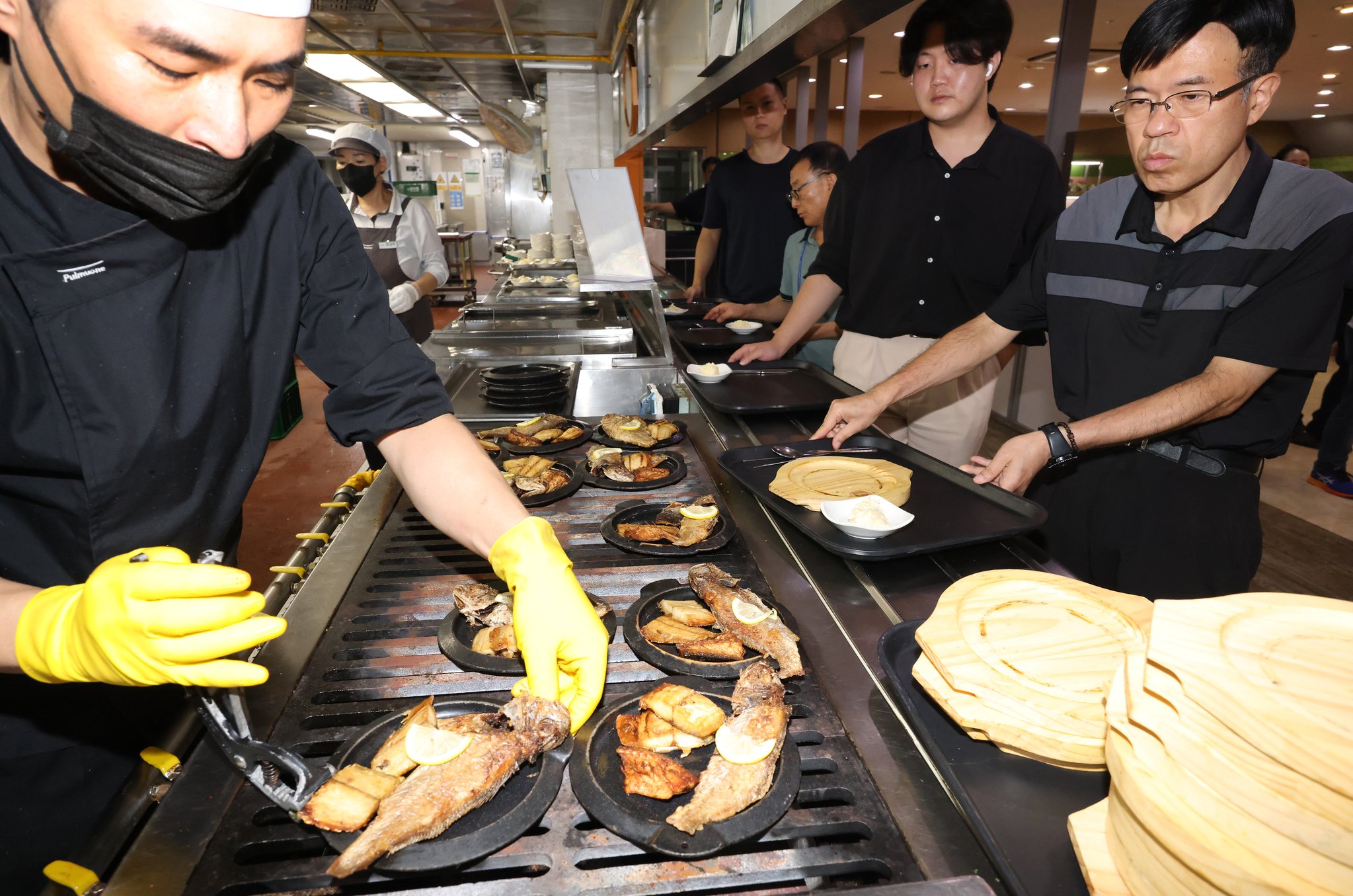 서울 종로구 정부서울청사 구내식당에서 직원들이 국내 수산물로 만든 생선구이를 배식받고 있다. 뉴스1