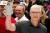 팀 쿡 애플 최고경영자(CEO)가 12일(현지시간) 미국 캘리포니아 쿠퍼티노 본사에서 '원더러스트(Wonderlust)' 행사 중 아이폰15 신제품을 들어보이고 있다. 로이터=연합뉴스