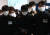 경찰에 가정폭력 신고를 한 아내를 살해한 혐의를 받는 50대 남편 A씨(가운데)가 지난해 10월 6일 대전지방법원 서산지원에서 열린 구속 전 피의자 심문(영장실질심사)을 받기 위해 법정으로 들어가고 있다. 연합뉴스
