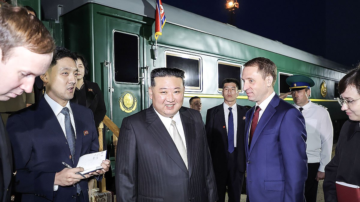 김정은 북한 국무위원장이 전용열차에서 내리며 알렉산드르 코즐로프 러시아 천연자원부 장관의 영접을 받고 있다. 조선중앙통신=연합뉴스