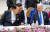 윤석열 대통령이 지난 9일(현지시간) 인도 뉴델리 바라트 만다팜 국제컨벤션센터에서 열린 주요 20개국(G20) 정상회의 갈라 만찬에서 조 바이든 미국 대통령과 나란히 옆자리에 앉아 현안에 대해 논의하고 있다. 사진 대통령실 제공