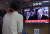 김정은 북한 국무위원장이 블라디미르 푸틴 러시아 대통령과 정상회담에 들어간 13일 오후 서울역 대합실에서 시민들이 관련 보도를 보고 있다. 연합뉴스