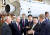 블라디미르 푸틴 러시아 대통령과 김정은 북한 국무위원장이 13일 보스토치니 우주기지를 시찰하면서 로켓 조립 격납고를 살펴보고 있다. AP=연합뉴스