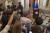 케빈 매카시 미국 하원의장(공화당)이 12일(현지시간) 의회에서 기자회견을 하고 있다. 매카시 의장은 조 바이든 대통령에 대한 탄핵 조사를 시작하라고 하원 상임위원회에 지시했다. [연합뉴스]