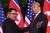지난 2018년 싱가포르 센토사섬에서 열린 북미 정상회담에서 김정은 북한 국무위원장과 도널드 트럼프 미국 대통령이 만나 이야기를 나누고 있다. AFP=연합뉴스