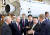 푸틴 대통령과 김정은 국무위원장이 13일 보스토치니 우주기지 내 로켓조립 시험동을 시찰하면서 현장 브리핑을 듣고 있다. AP=연합뉴스