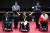 14일(현지시간) 독일 뒤셀도르프에서 열린 '인빅터스 게임' 탁구 남자 단식에서 우승한 신법기 선수가 시상식에서 금메달을 목에 건후 두 팔을 번쩍 들어보이고 있다. 독일 뒤셀도르프=공동취재단