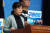 실종 선원 김종안씨의 누나 김종선씨가 지난달 9일 국회에서 ‘구하라법’ 통과를 촉구하고 있다. [뉴시스]